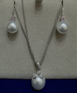 Juego de pendientes, cadena y colgante de perlas australianas con zafiros rosas y brillantes. Montado en oro blanco de ley 18kts.