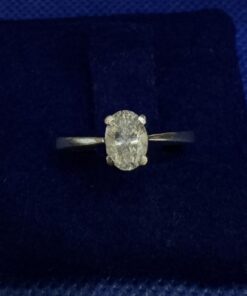 Sortija Solitario con brillante ovalado 1cts montado en cuatro garras. Oro blanco de ley 18kts.