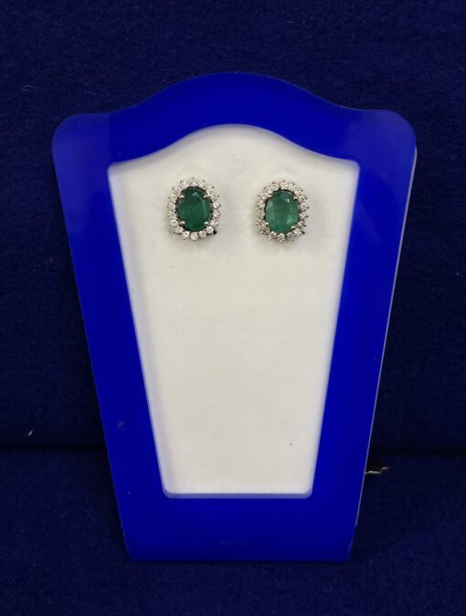 PENDIENTES DE ESMERALDAS COLOMBIANAS 4,15CTS CON ORLA DE BRILANTES 0,80CTS. MONTADOS EN ORO BLANCO DE LEY 18KTS.