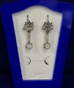 PENDIENTES LARGOS ART DECO CON PARTE SUPERIOR EN FORMA DE  HOJAS Y BRILLANTES. MONTADOS EN ORO DE LEY 18KTS.