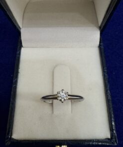 Sortija solitario con brillante 0,40cts montado en seis garras. Oro blanco de ley 18kts.