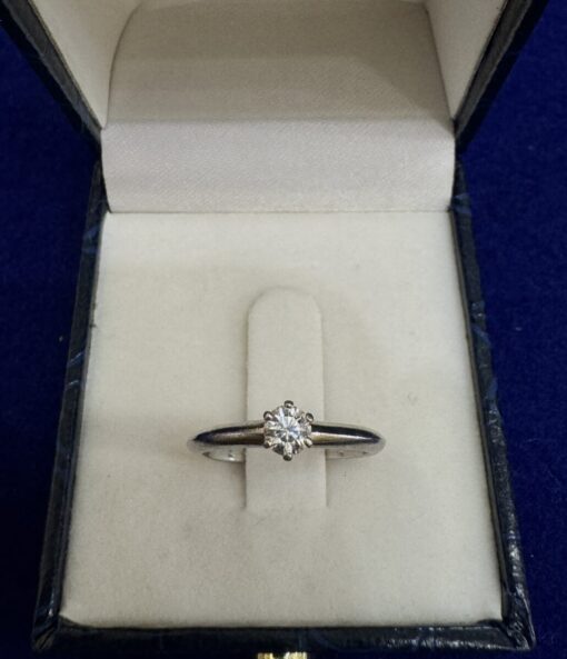 Sortija solitario con brillante 0,40cts montado en seis garras. Oro blanco de ley 18kts.