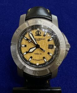 Reloj Baume & Mercier Geneve 1000M automático. Modelo Capiland XXL. Montado en titanio con correa de piel. Esfera amarilla de 43mm. Sin caja ni documentos originales.