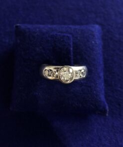 SORTIJA CON DIAMANTE CENTRAL TALLA ANTIGUA, Y CUATRO DIAMANTES LATERALES. MONTADO EN ORO BLANCO DE LEY 18KTS.