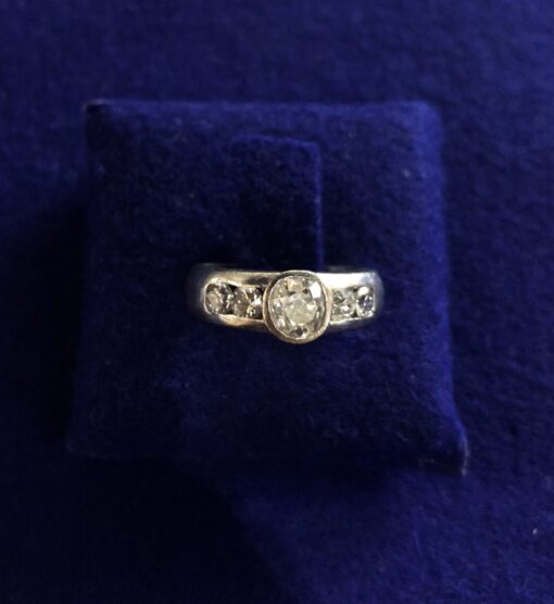 SORTIJA CON DIAMANTE CENTRAL TALLA ANTIGUA, Y CUATRO DIAMANTES LATERALES. MONTADO EN ORO BLANCO DE LEY 18KTS.