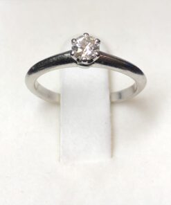 Solitario con brillante de 0'20 cts montado en seis garras. En oro blanco de ley 18kts.