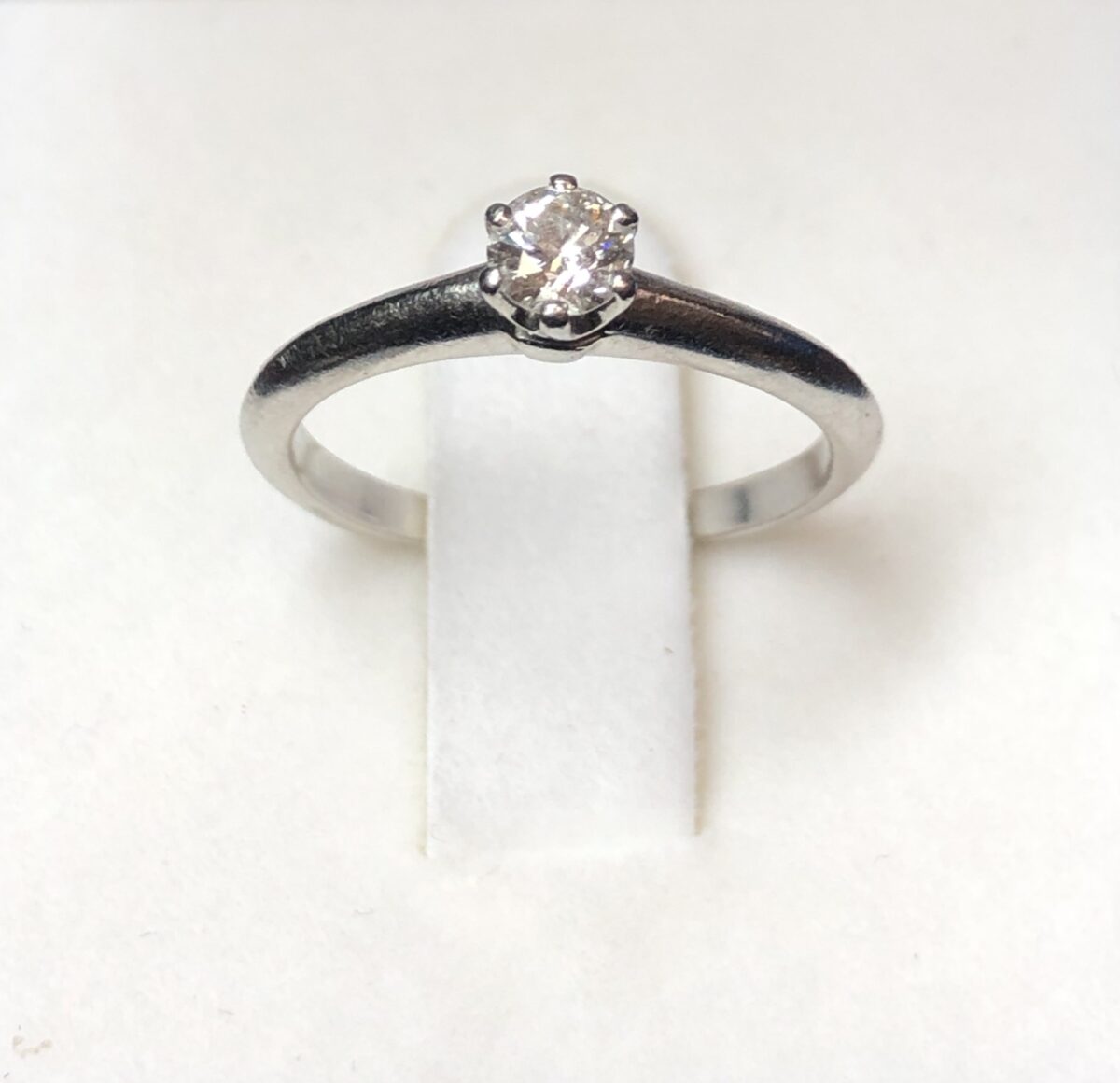 Solitario con brillante de 0'20 cts montado en seis garras. En oro blanco de ley 18kts.