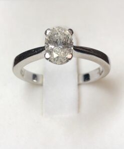 Sortija Solitario con brillante talla oval de 1 ct montado en cuatro garras en oro blanco de ley 18kts.
