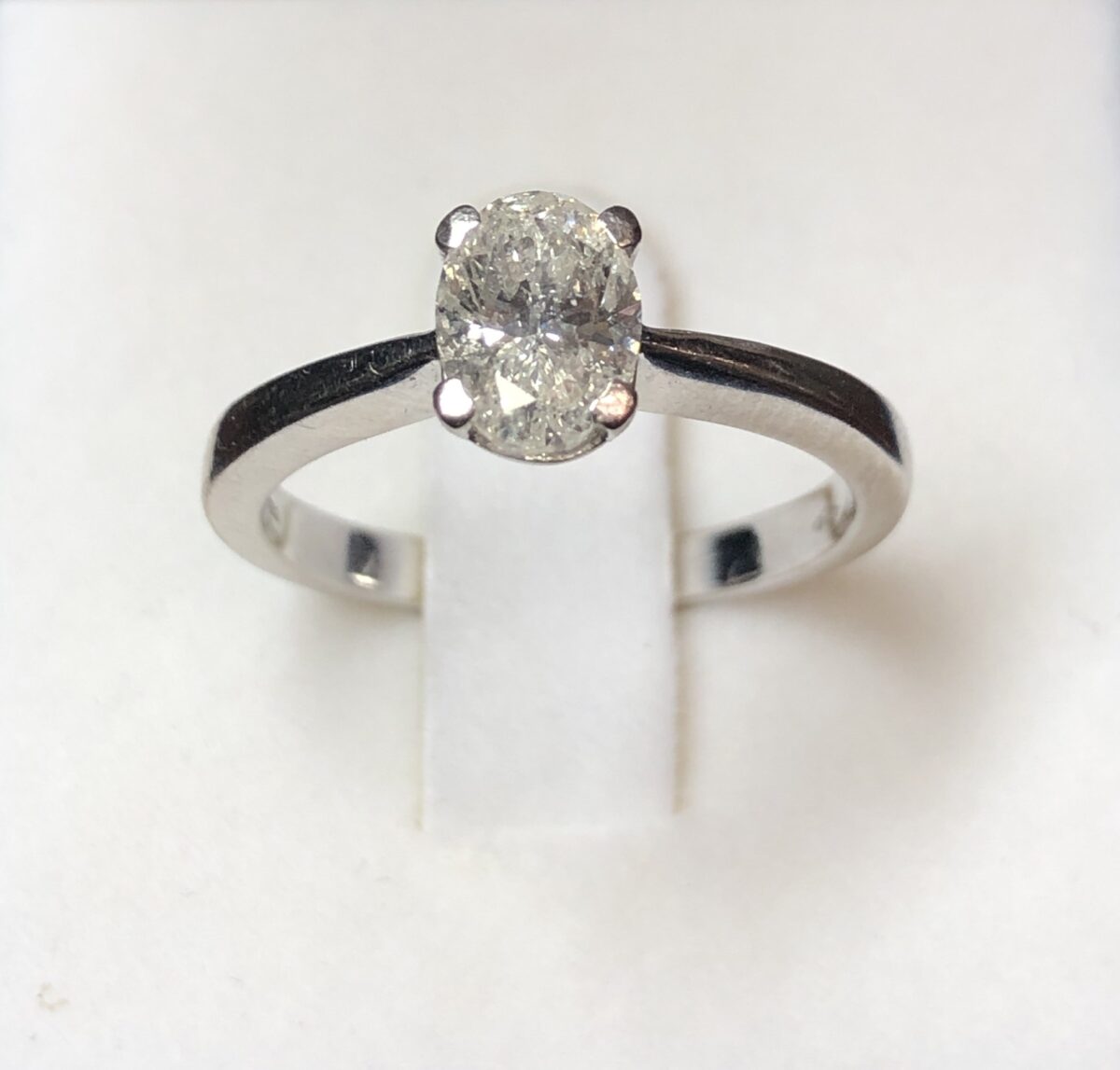 Sortija Solitario con brillante talla oval de 1 ct montado en cuatro garras en oro blanco de ley 18kts.