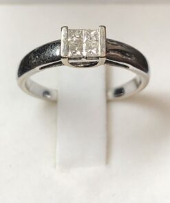 Sortija solitario con cuatro brillantes talla princesa de 0'12 cts en total, montados en oro blanco de ley 18kts.