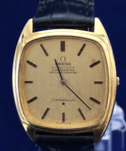 RELOJ OMEGA CONSTELLATION AUTOMÁTICO. EN ORO 18KTS CON ESFERA CUADRADA. Y PULSERA NEGRA DE PIEL.