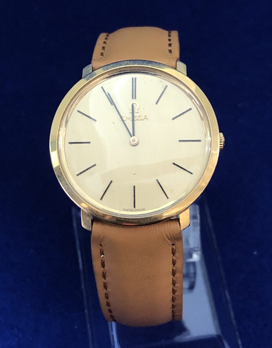 RELOJ OMEGA AUTOMÁTICO, EN ORO AMARILLO DE LEY 18KTS Y ESFERA DORADA. PULSERA DE PIEL CAMEL