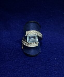 Sortija cruzada con cuajada de brillantes 0,80cts y aguamarina central 3,75cts. Montada en oro blanco de ley 18kts.