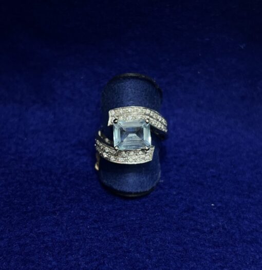 Sortija cruzada con cuajada de brillantes 0,80cts y aguamarina central 3,75cts. Montada en oro blanco de ley 18kts.