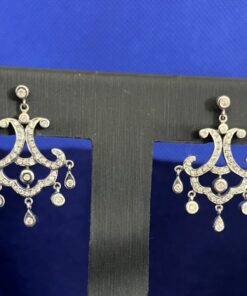 Pendientes largos cuajados de brillantes montados en oro blanco de ley 18 kts