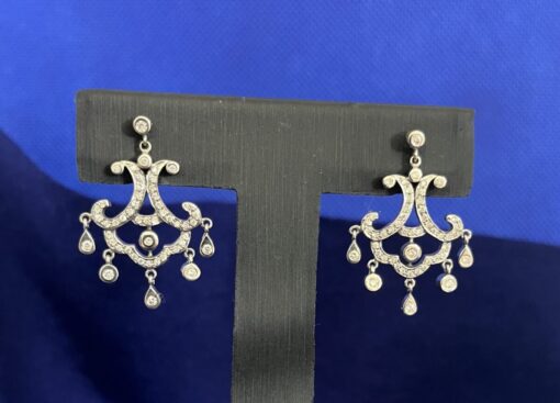 Pendientes largos cuajados de brillantes montados en oro blanco de ley 18 kts