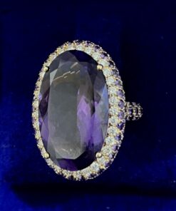 Sortija con gran amatista central con orla y brazo cuajados de amatistas auténticas, montado en oro amarillo de ley 18 kts.