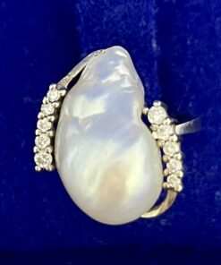 Sortija con perla barroca y brillantes auténticos montada en oro blanco de ley 18 kts.