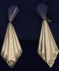 Pendientes largos con brillantes montados en oro blanco de ley 18kts.