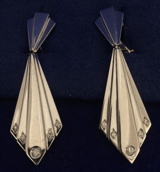 Pendientes largos con brillantes montados en oro blanco de ley 18kts.