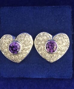 Pendientes en forma de corazón con brillantes y piedra de amatista al centro montados en oro blanco de ley 18 kts