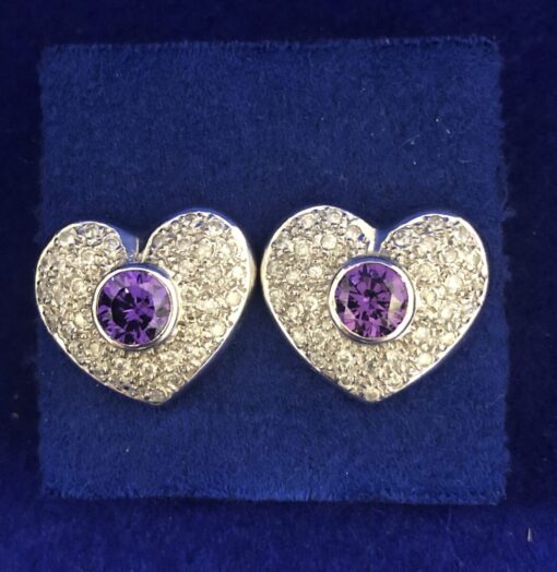 Pendientes en forma de corazón con brillantes y piedra de amatista al centro montados en oro blanco de ley 18 kts