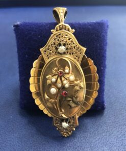 Broche y colgante de la época Isabelina en oro de ley 14 kts, con detalles fitomorfos e incrustaciones de perlas aljófares y piedras rojas semipreciosas
