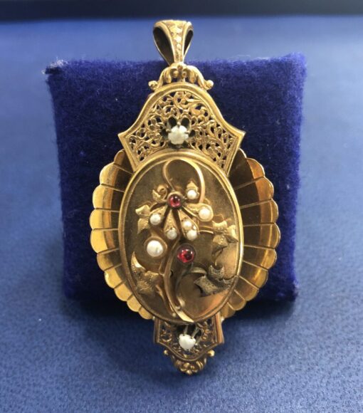 Broche y colgante de la época Isabelina en oro de ley 14 kts, con detalles fitomorfos e incrustaciones de perlas aljófares y piedras rojas semipreciosas