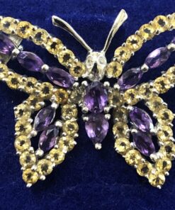 Broche vintage en forma de mariposa con incrustaciones de topacios, amatistas y brillantes montados en oro blanco de ley 18 kts