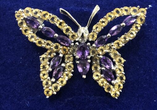 Broche vintage en forma de mariposa con incrustaciones de topacios, amatistas y brillantes montados en oro blanco de ley 18 kts