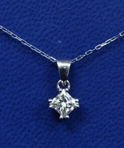 Colgante de brillante talla princesa 1,05 cts, color H Wesselton, pureza VS2, con cadena de oro blanco de ley 18 kts.