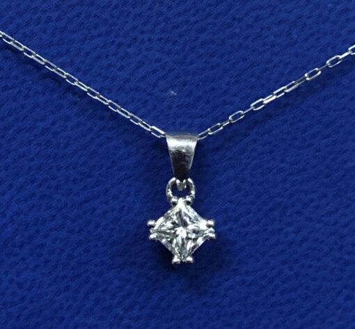 Colgante de brillante talla princesa 1,05 cts, color H Wesselton, pureza VS2, con cadena de oro blanco de ley 18 kts.