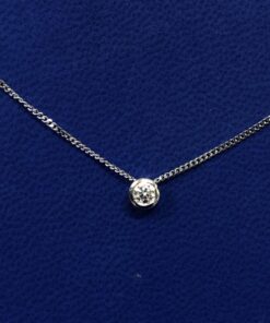 Colgante de brillante 0,25 cts, montado en chatón con cadena de oro blanco de ley 18 kts
