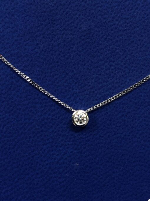 Colgante de brillante 0,25 cts, montado en chatón con cadena de oro blanco de ley 18 kts