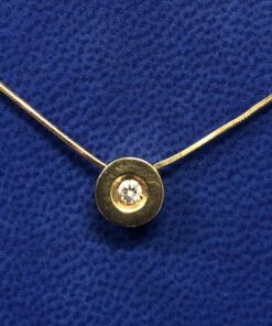 Colgante de brillante 0,12 cts, montado en chatón de oro amarillo de ley 18 kts