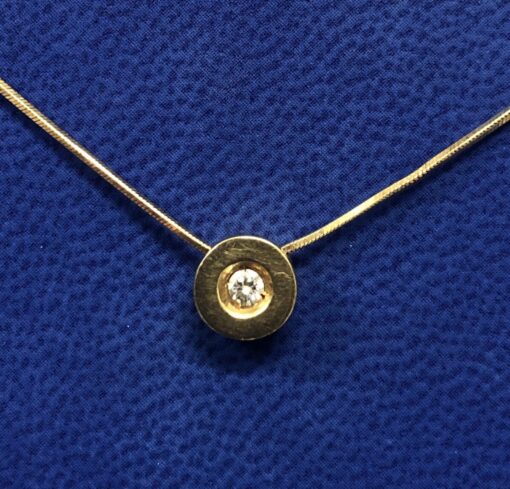 Colgante de brillante 0,12 cts, montado en chatón de oro amarillo de ley 18 kts