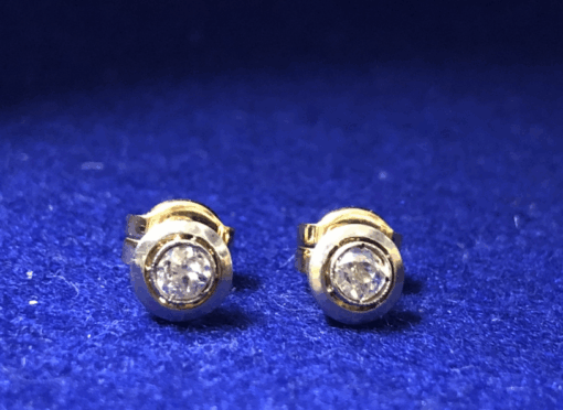 Pendientes dormilonas de brillantes 0,30 cts (total) montados en chatón bicolor de oro de ley 18 kts