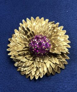 Broche vintage de los años 70 en forma de diente de león en oro amarillo de ley 18 kts con centro de rubíes