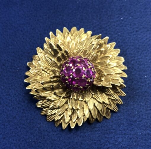 Broche vintage de los años 70 en forma de diente de león en oro amarillo de ley 18 kts con centro de rubíes