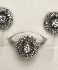 Juego de pendientes y sortija con brillante central y orla (2,10 cts en total), montados en oro blanco de ley 18 kts