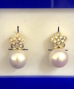 Pendientes de perlas cultivadas con estrella cuajada en brillantes, montados en oro amarillo de ley 18 kts.