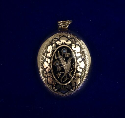 Guardapelo vintage esmaltado con motivos fitomorfos e incrustación de perlas aljófares, firmado, en oro de ley 18 kts.