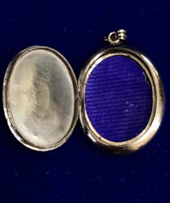 Alternative view of Guardapelo vintage esmaltado con motivos fitomorfos e incrustación de perlas aljófares, firmado, en oro de ley 18 kts.