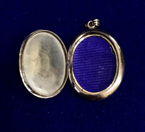 Guardapelo vintage esmaltado con motivos fitomorfos e incrustación de perlas aljófares, firmado, en oro de ley 18 kts. - Imagen 2