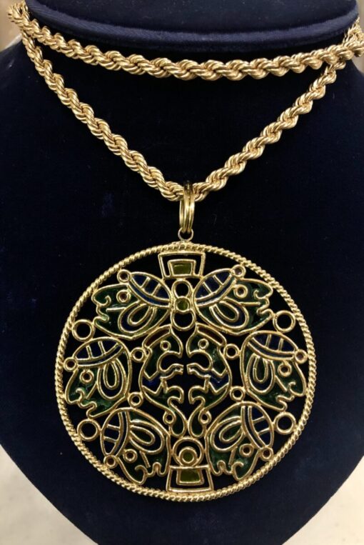 Medallón esmaltado plique-à-jour con motivos mayas en oro de ley 18 kts.