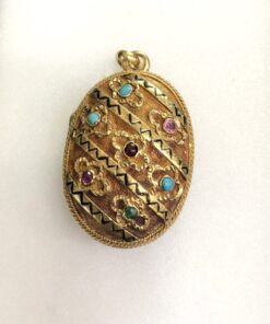 Guardapelo (relicario) vintage con orla de filigrana, piedras de colores y detalles florales en relieve, oro de ley 18 kts.