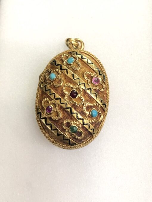 Guardapelo (relicario) vintage con orla de filigrana, piedras de colores y detalles florales en relieve, oro de ley 18 kts.