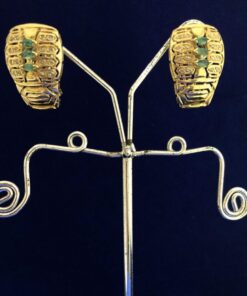 Alternative view of Juego de pendientes y sortija tipo pecho de cobra con esmeraldas colombianas y brillantes en oro amarillo de ley 18 kts.