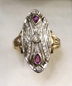 Sortija bicolor retro tipo lanzadera de estilo Art Decó con rubíes y brillantes en oro de ley 18 kts.