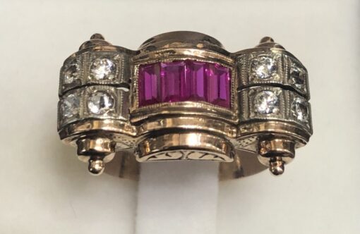 Sortija chevalier años 40 con zafiros blancos y rubíes reconstituidos en oro rosa de ley 14 kts.